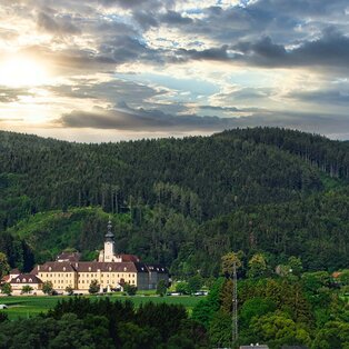 Blick auf das Stift Rein und die Ulrichskapelle