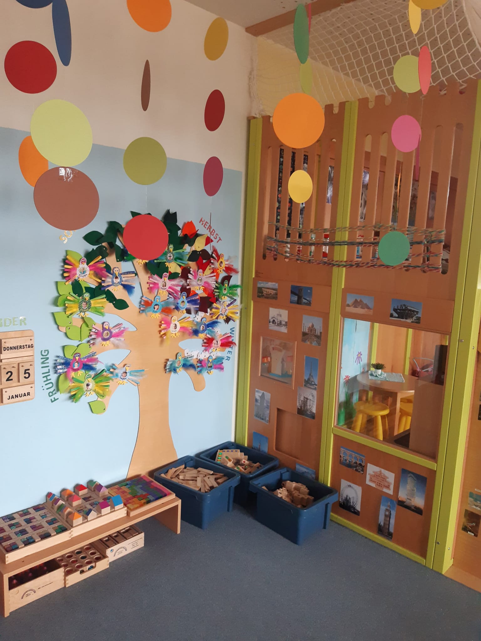 Kinderkrippen & Kindergärten 80 Geburtstagsbaum_in_der_Bauecke_Gaensebluemchen